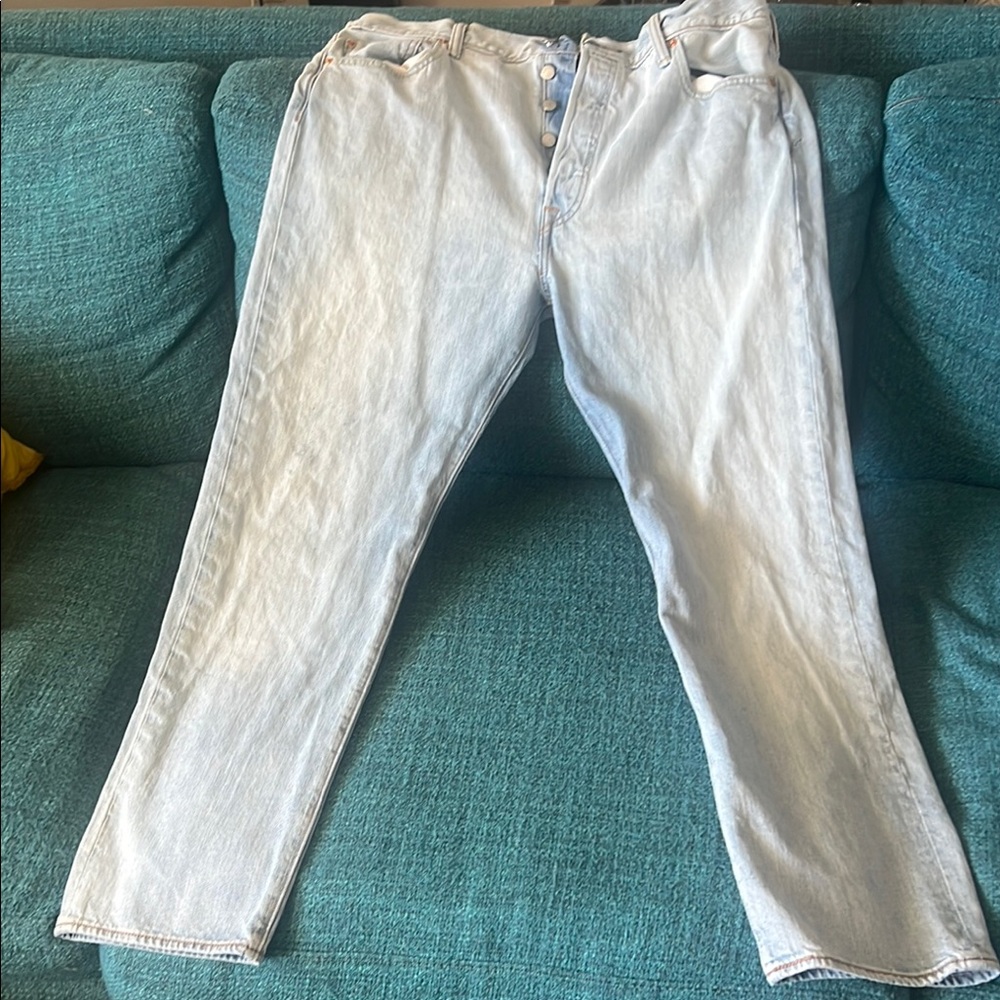 Effortlessly Cool!”Levi's Classic 501 Blue Denim Jeans